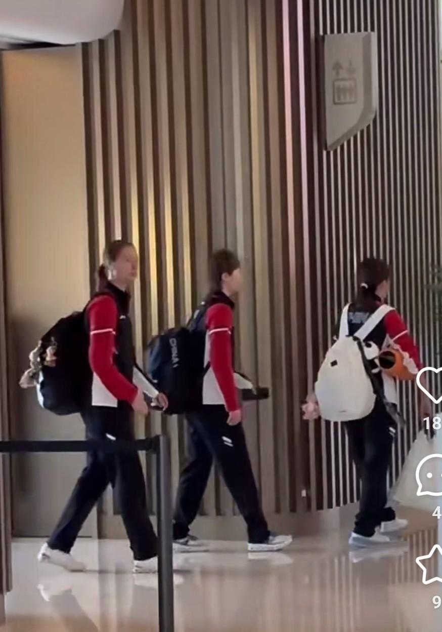 国乒女队今日在澳门上训了。今天一大早，国乒女队就都穿着队服上训了。目前女队的体