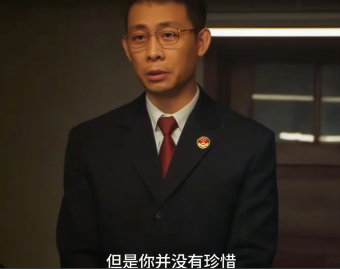 《以法之名》，专案组开张大吉，他们首先就在刑警队长姜红军家里搜出了三百二十三万现