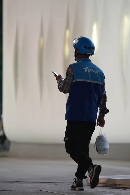 近日，安徽宿州有位老师点了份外卖，没想到送外卖的骑手竟是自己多年前教过的学生。这