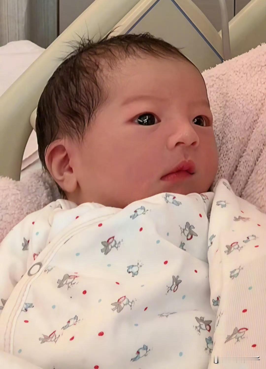 郭富城官宣三胎女儿出生！10月22日，据港媒报道，方媛三胎出生，郭富城亲自开车