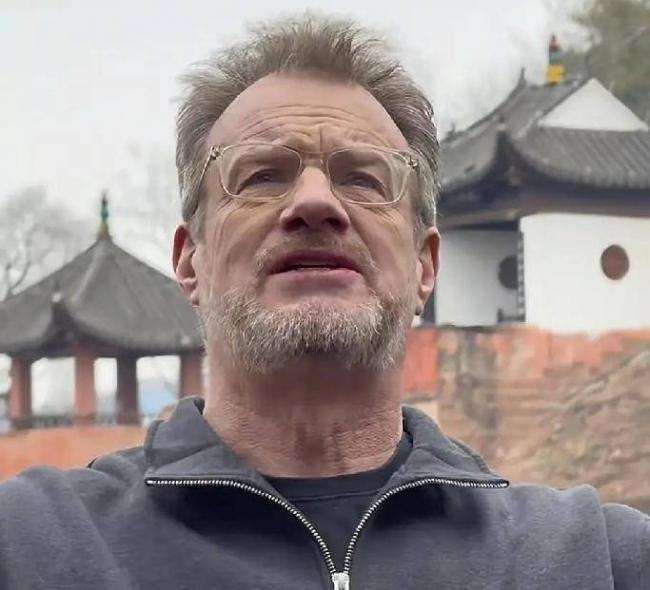 61岁的大山，岁月已白头近日他与妻子甘霖照片流出，甘霖是重庆人，气质温婉，两人