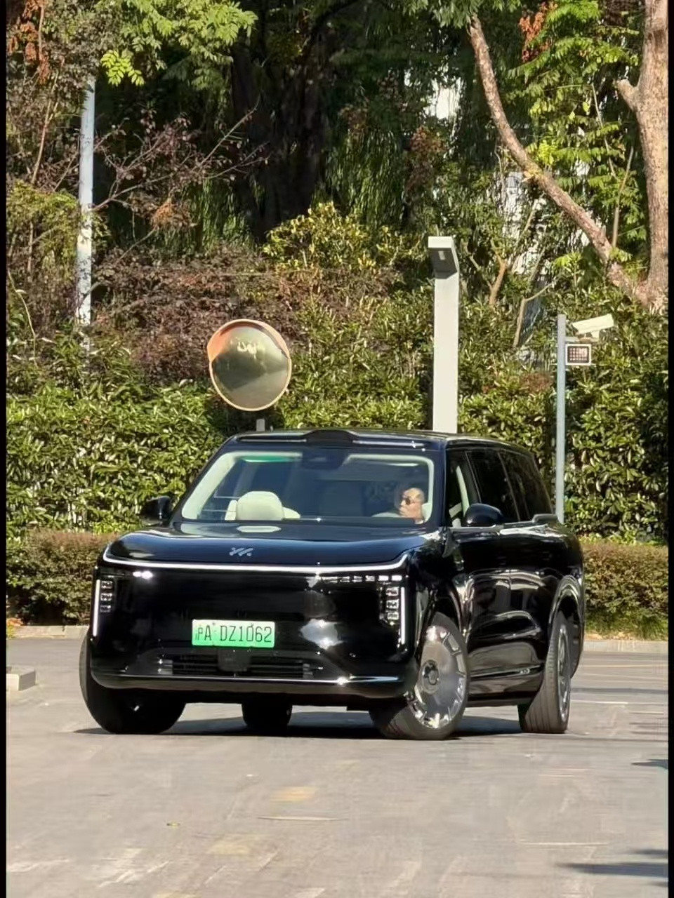 智己LS9这个后轮转向角度真大，看着跟崴脚一样[doge]​​​