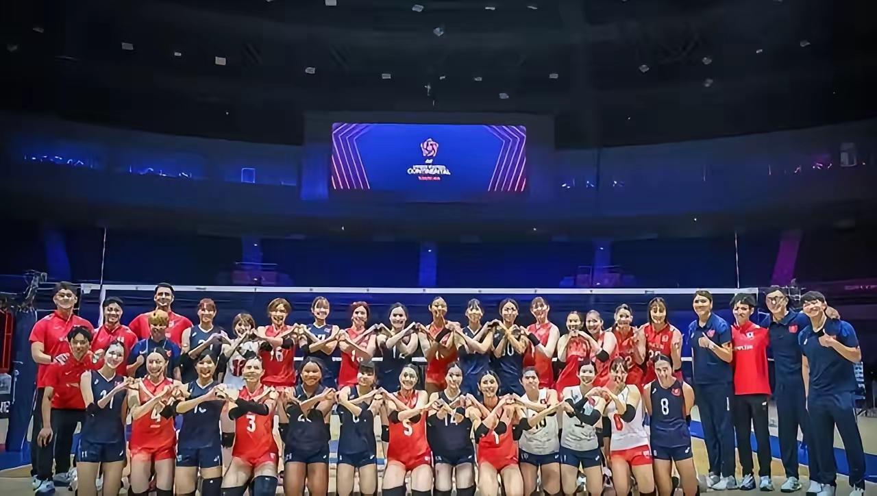2026年女排亚锦赛，中国香港女排和日本女排的赛后合影引发了不小的争议。这场比赛