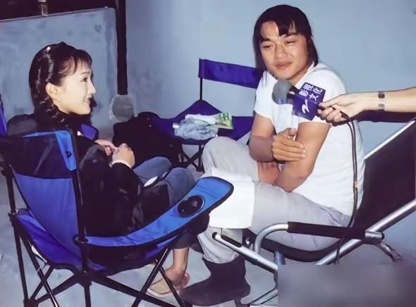 这两天李亚鹏和周迅这张《射雕》片场合影又被疯传了，照片中周迅扎着麻花辫娇俏可人，