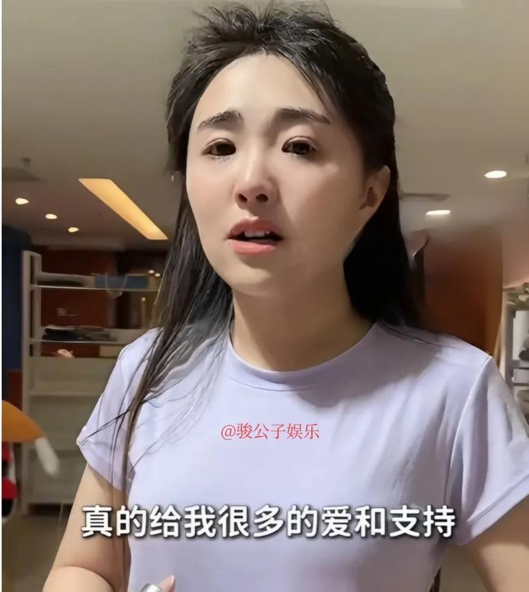 5月12日，“金龟子女儿回应蹭妈妈流量”这一话题引发了网友的热议并登上热搜。当天