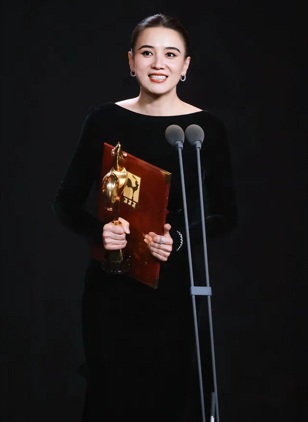 我开始理解张艺谋了今年的金鸡奖最佳女主角颁给了宋佳。不是因为咏梅老师穿了金色礼服