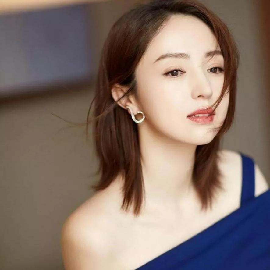 轻纱罗帐，红唇微启。红袖红唇轻纱美人图红袖娇羞玉颜轻纱轻纱古风照轻纱裙