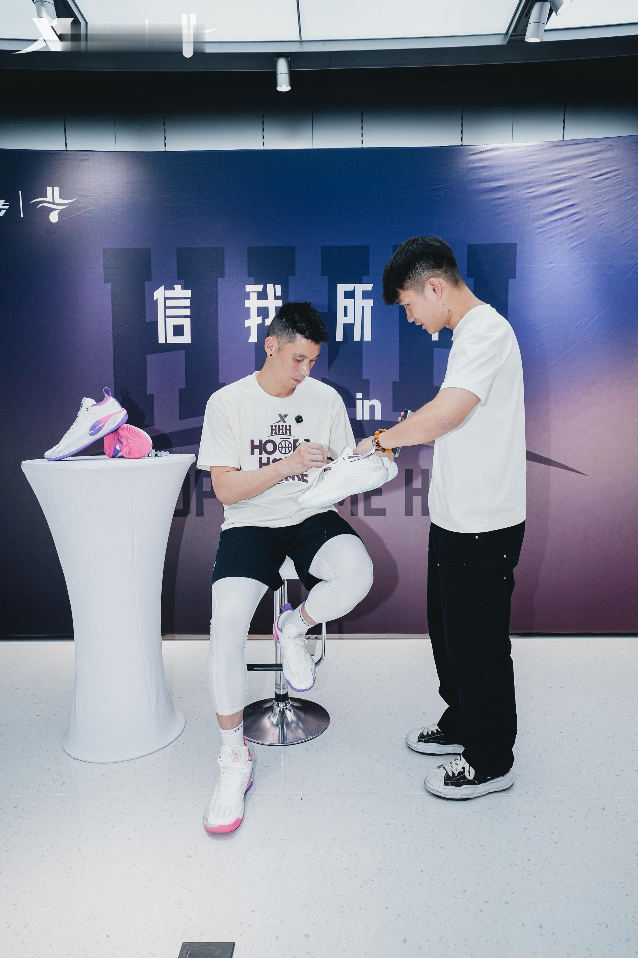 林书豪向厦门的朋友们问好特步品牌代言人林书豪现身特步厦门门店，刚走进门店就笑着