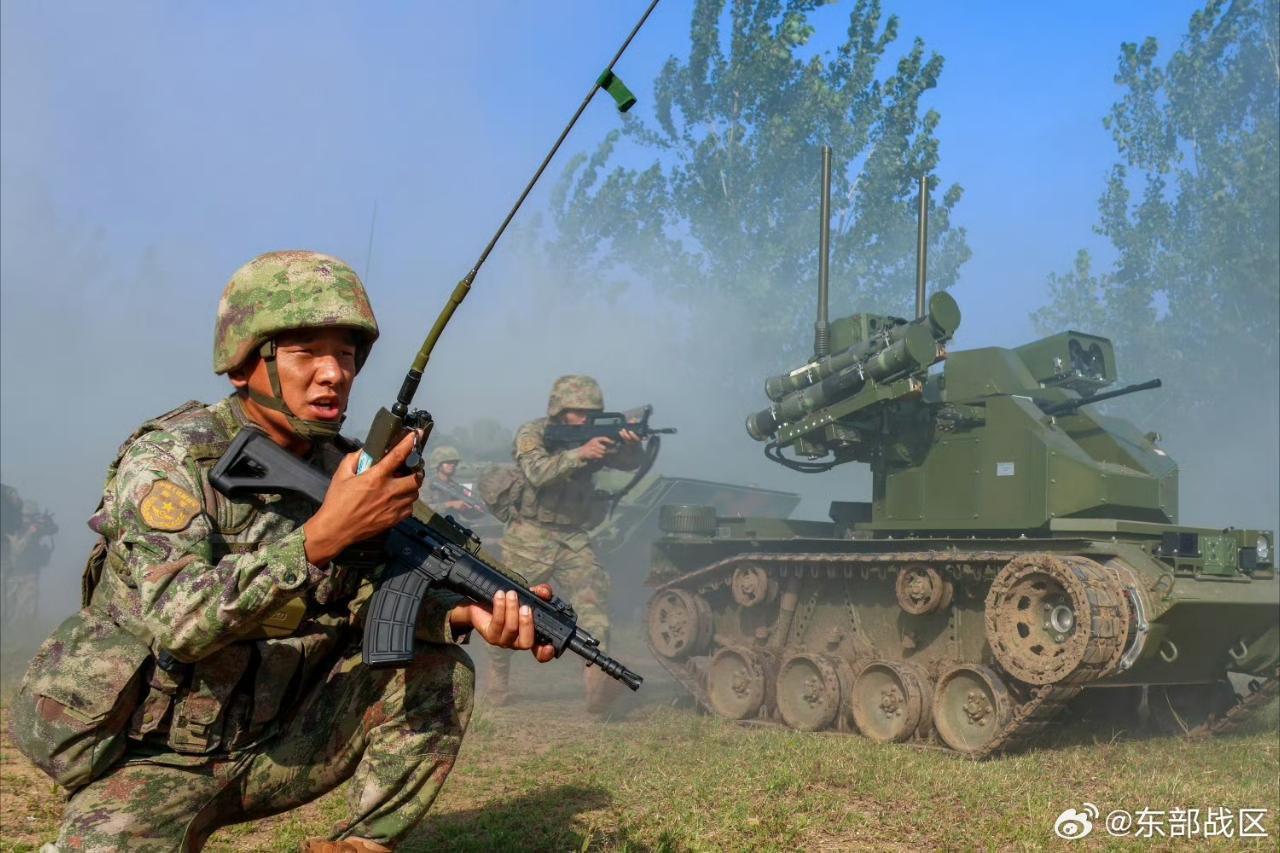 解放军东部战区攻坚旅步兵与无人战车协同作战超酷。我国在无人军用装备领域发展靠前，