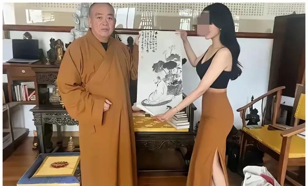 虽然我不信奉任何宗教，但是，我觉得进寺庙最起码应该穿戴整齐，端庄大方一些吧？起码