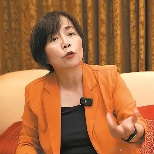 别再傻傻分不清黄智贤的政治颜色是红是蓝还是绿。台立法委员、无党派本土少数族裔