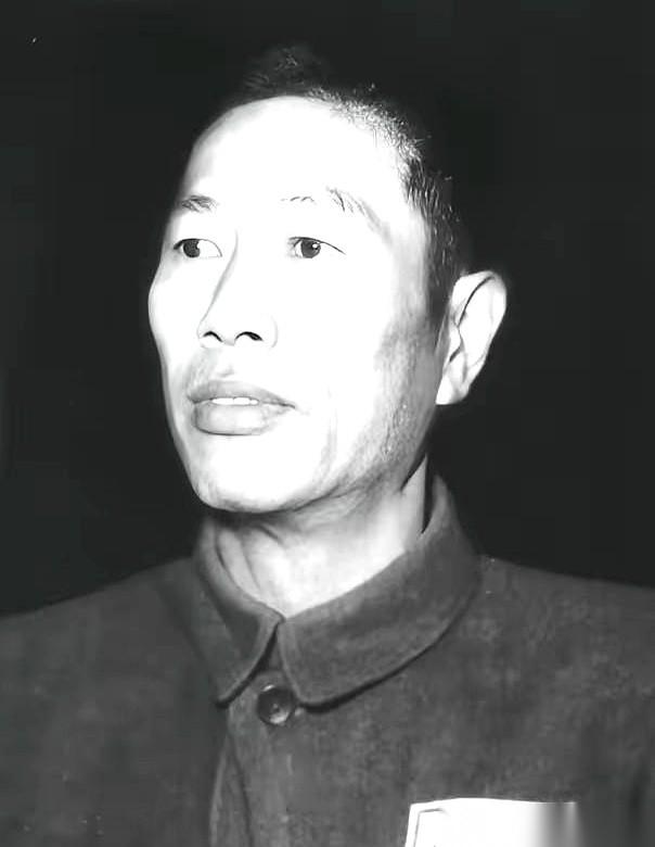 五次战役打完，志愿军政治部主任杜平，一头扎进副司令员邓华的指挥部。煤油灯把两个