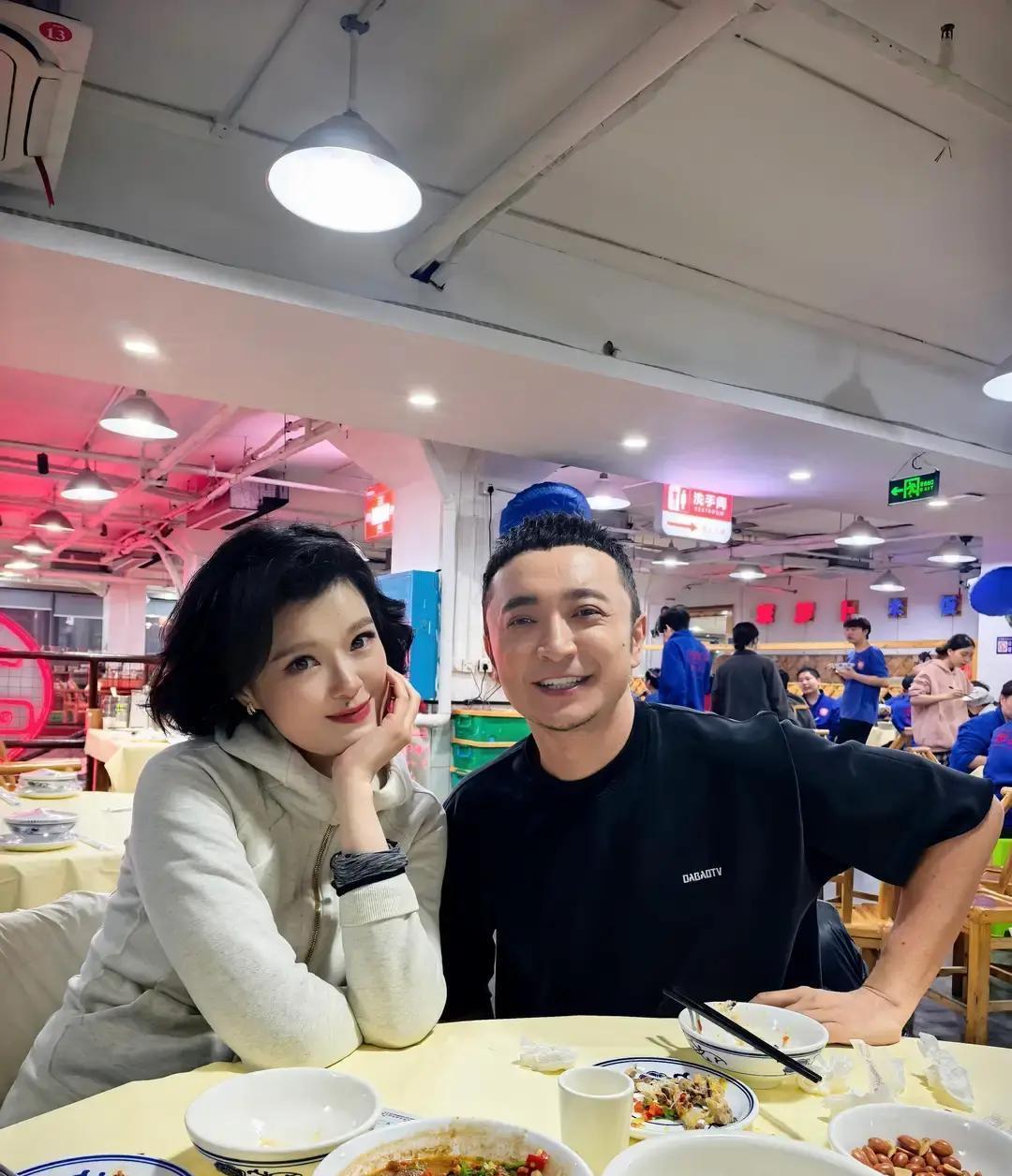 别被主持人的西装和提词器骗了。他们真正的战场，在喉咙以下。我见过最顶尖的主持