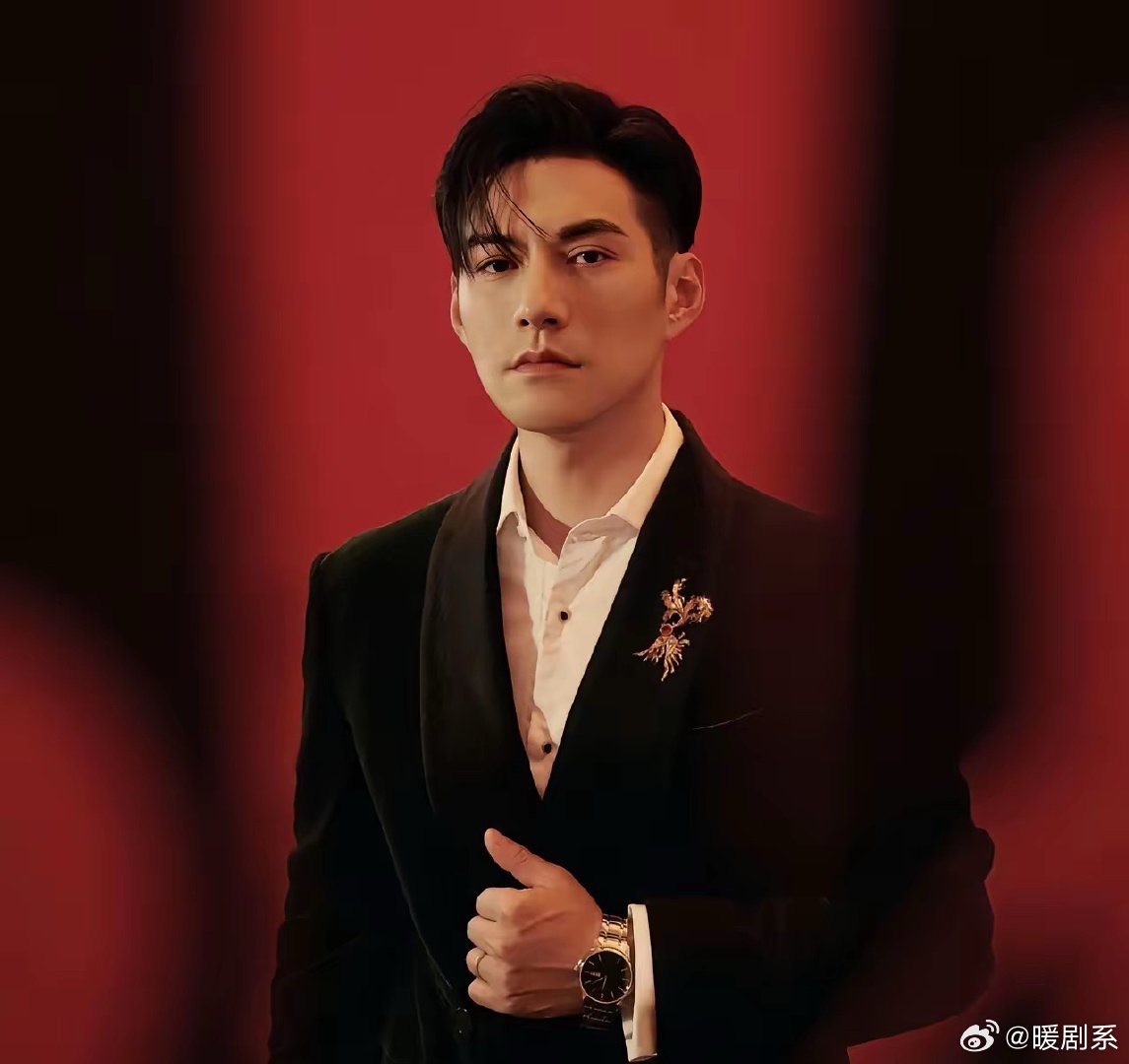 主持人问严屹宽:“没工作的时候，你在家一般都是干什么？”严屹宽说:“在床上躺着。