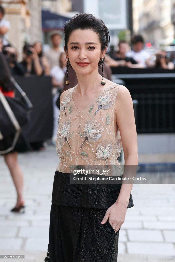 李冰冰扛住G社镜头李冰冰巴黎高定周G社镜头都说G社是照妖镜，李冰冰巴黎高定生图松