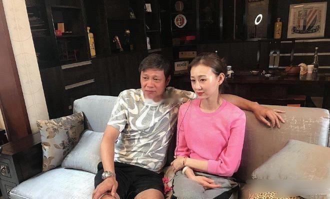 范志毅再婚，爱妻虽年长仍魅力四射，二人感情甜蜜如初。