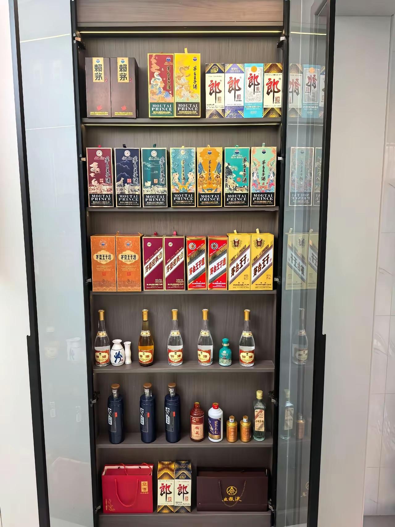 精致酒柜，品味生活，每一瓶都是故事