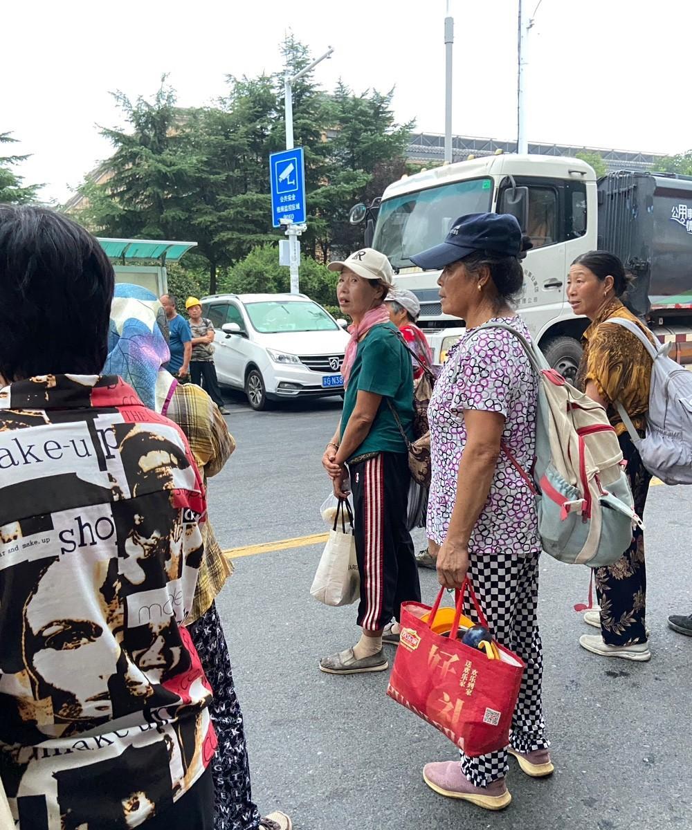 高温下的零工们：山东劳务市场里的真实日子山东的夏天，太阳毒得能把人晒脱皮。可劳