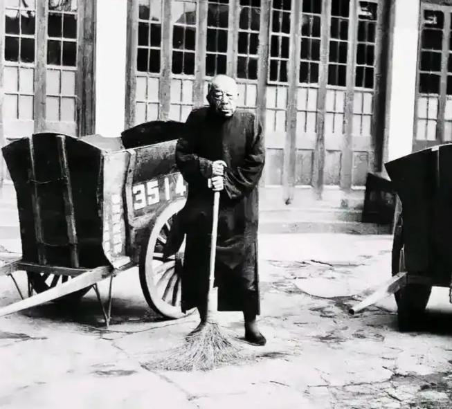 1951年，陈毅让83岁的黄金荣扫大街，蒋介石得知后感叹：陈毅真厉害。195