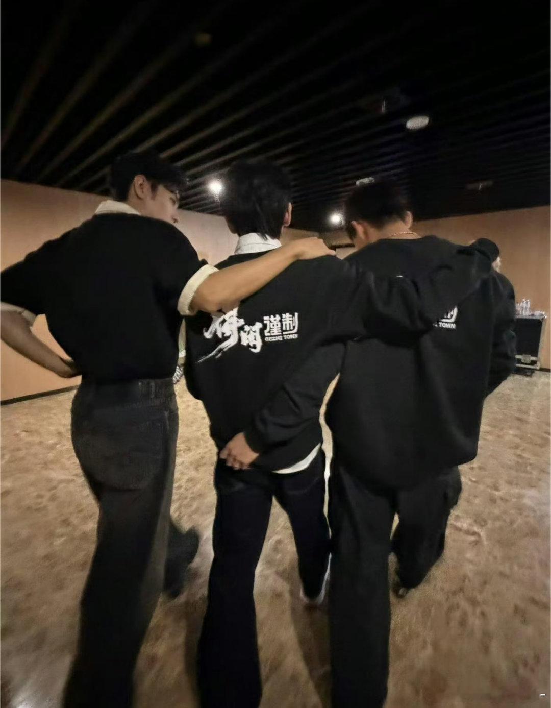 卧槽肖战腿都到人腰上了好长啊