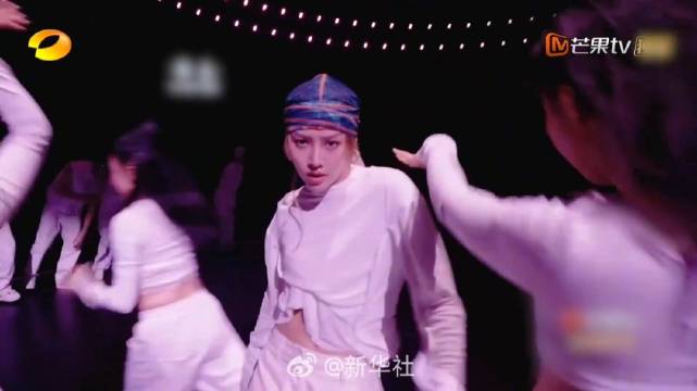 【#刘雨昕一口气跳了7种舞#】#舞蹈新风暴# 最新一期舞台，@刘雨昕 《舞那度》融汇七大舞种，以多元律动集结各路舞者登场