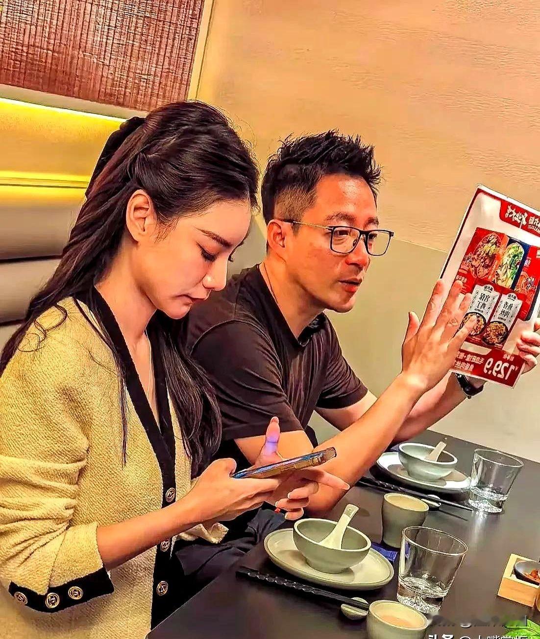路人镜头下的汪小菲和马晓梅。离开滤镜，马晓梅精致的妆容，和直播间没有什么区别