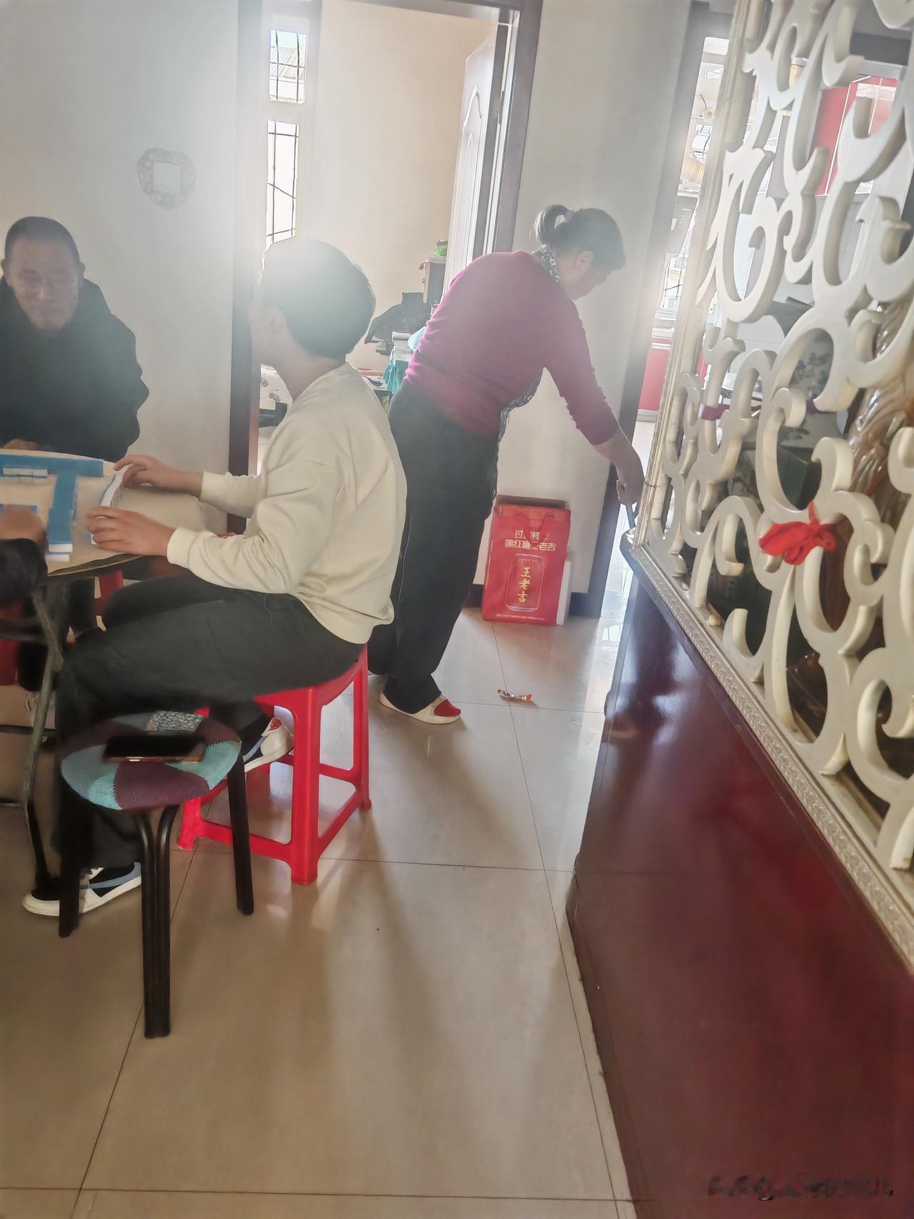 我婆婆可不把我放眼里呢，我家人今天来我今串亲戚，刚吃完饭，大家刚坐下来打麻