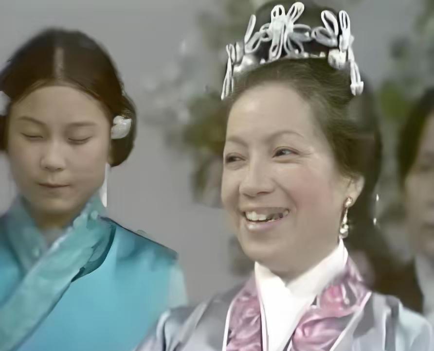 都说王熙凤难演，但李沁在2022版《红楼梦》里这步棋，走得真险！演活凤姐，难道