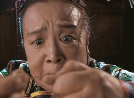 1997年还珠开拍，容嬷嬷扮演者却突然生病，导演只好恳求演反派王婆走红的李明启救