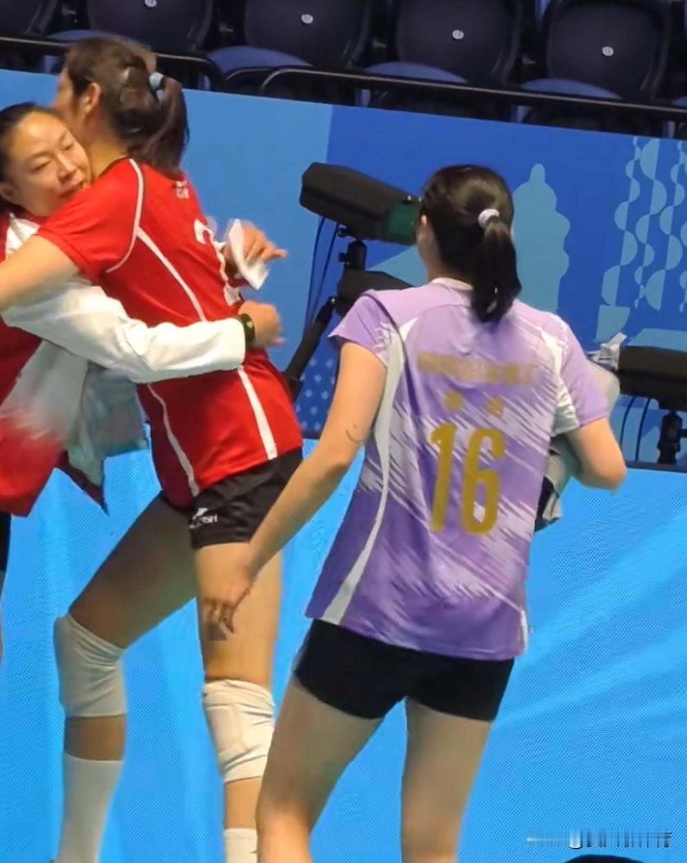 朱婷真的是非常谦卑，人缘又特别好的人啊！赛后温馨一幕！朱婷跟天津女排的感情可是不