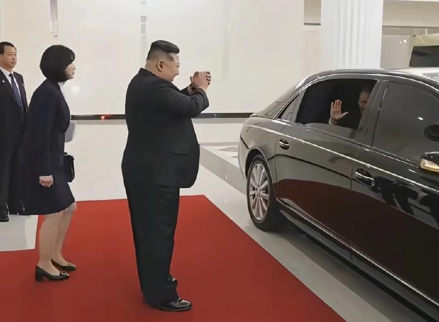 金将军这送行方式，与咱们商务接待礼仪一模一样，送到车跟前，双手交叉握着半抱拳，不