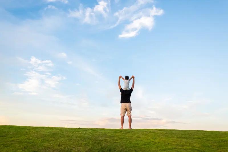 现在人的利益是否盖过了亲情，我觉得挺认同的。小时候亲戚都很疼我，大姑偷偷塞雪糕，