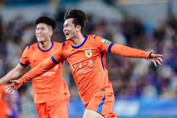 泰山命硬，本来不应该的点球，如果进了，泰山必输，结果没踢进。下半场卡扎的拿球推进