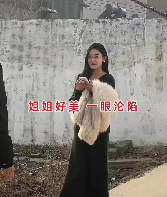 山东菏泽，26岁小伙和32岁女子相亲。女方外形亮眼，气质成熟优雅，穿搭精致有女人