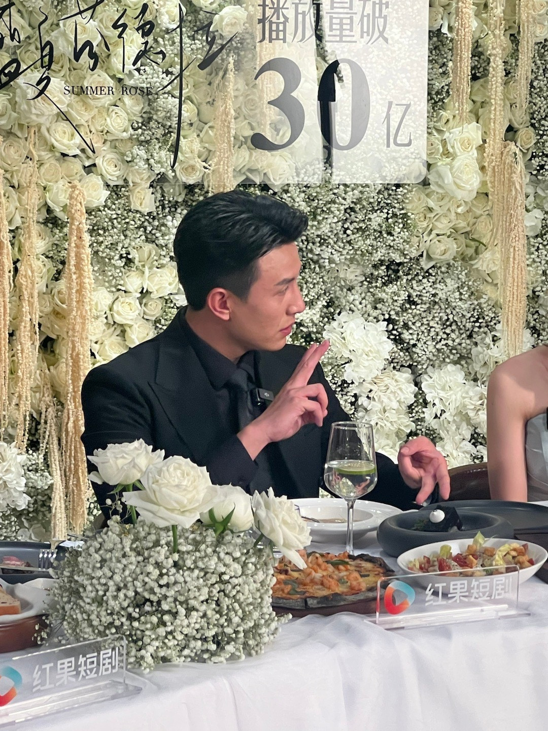 [笑着哭]我跟你们说爷爷不上镜……线下脸好小！本人比图好看很多很多！线下不老