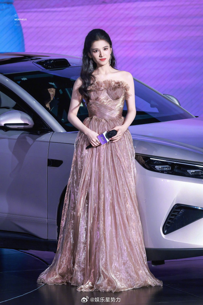 张婧仪秦MAX发布会生图张婧仪出席比亚迪秦MAX发布会现场，适配度拉满！喜欢自