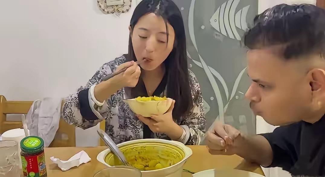 丹丹荣生的报应来了，前几年开了一个咖啡厅，亏了20万，紧接着，荣生扩张了三家印度