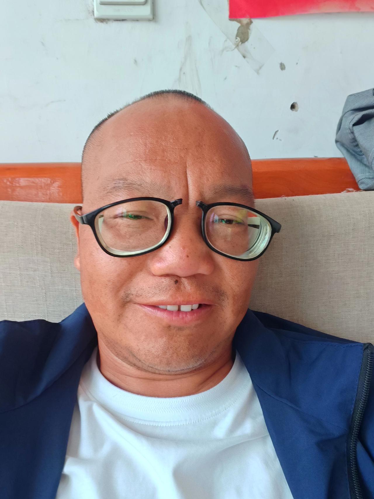 眼镜闹脾气要‘分手’，今天只能歇一天啦。没这老伙计在，我简直啥也干不成