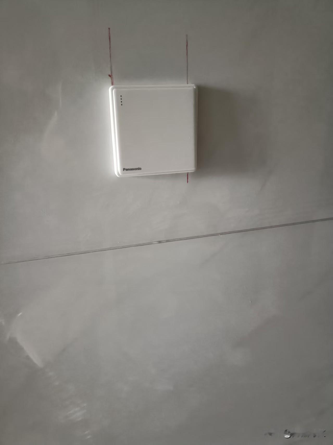 这开关插座安装得方方正正，我请的水电工师傅他做工认认真真规规矩矩用心做好，他绝不