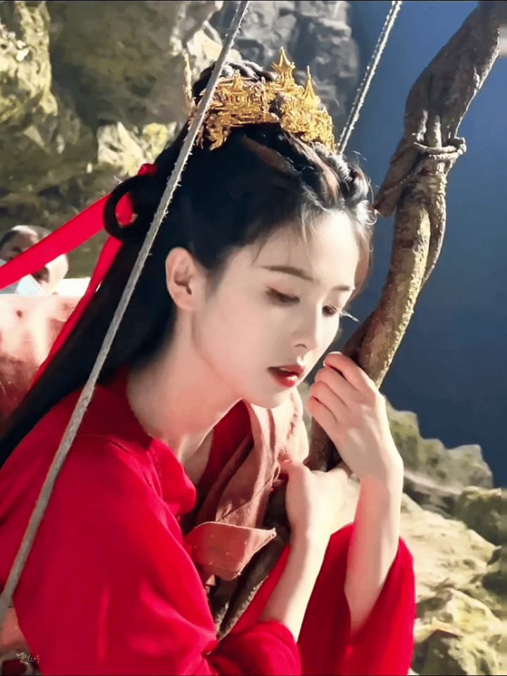 于正夸白鹿演得跟之前的剧都不一样于正的评价好高啊！不过白鹿的剧没让大家失望过，期