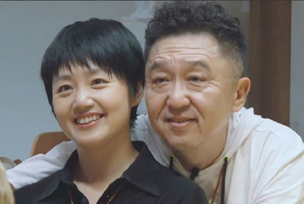 1998年，29岁一穷二白的于谦爱上了19岁的白慧明。白父说：“我女儿不能找个爹