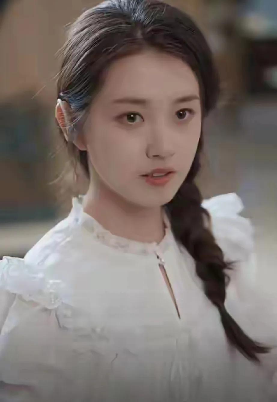 郭宇欣，短剧圈逆袭的“天花板”！科班出身的她，曾是长剧里毫无存在感的龙套，生活窘