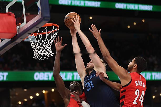 从火箭的角度，从目前的情况来看失去乔克-兰代尔肯定是吃亏了。因为他们用差不多的价