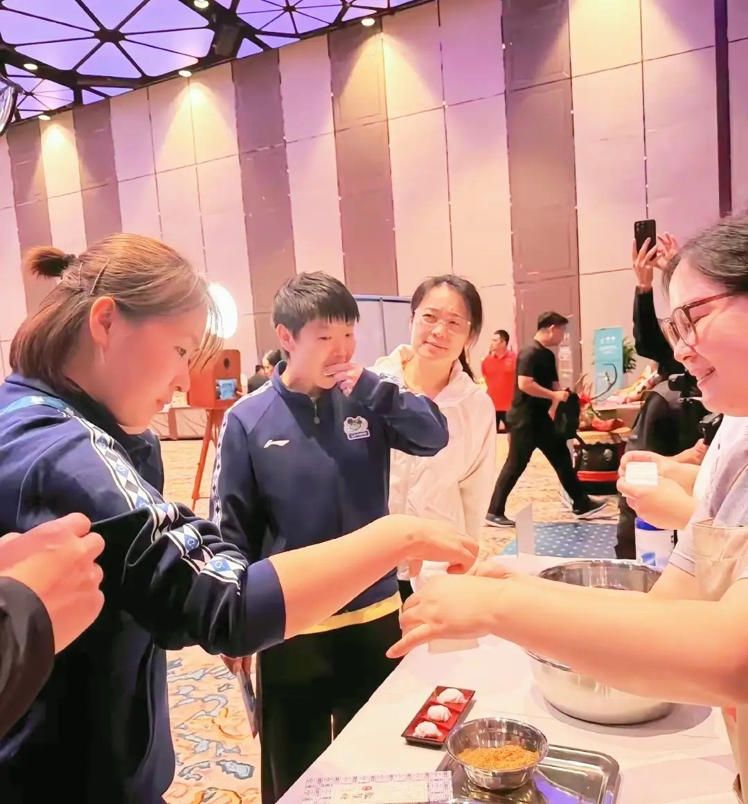 世界杯晚宴现场，“小吃货”莎莎被精致小点心彻底“征服”！只见她两眼放光，直勾勾锁