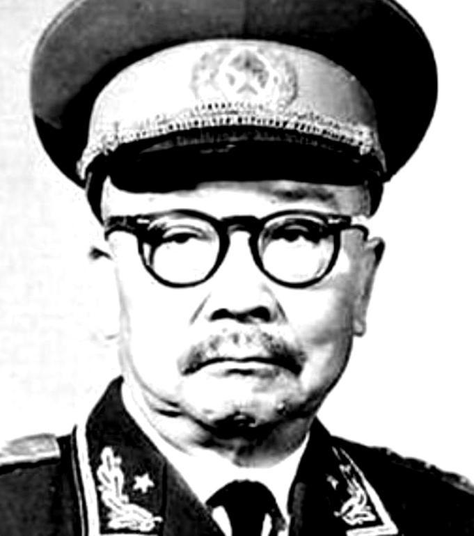 1949年初，北平城宣告解放，李克农奉命清查毛主席居所时，竟在卧榻暗格内发现一枚