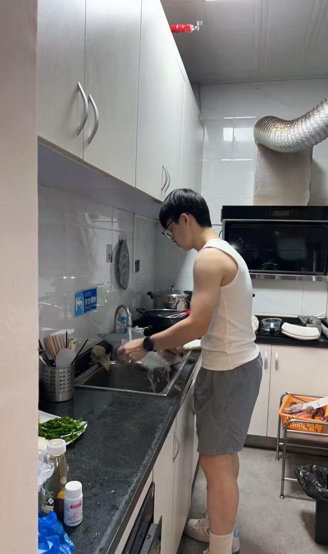 儿子高考后终究还是按照自己的意愿，不填志愿，不读书，走上了自己选择的打工之路！那