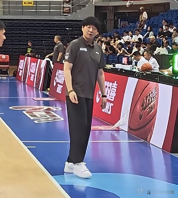 山东高速男篮球迷好消息来了，邱彪又添一个得力帮手，山东高速男篮助理教练到位了。西