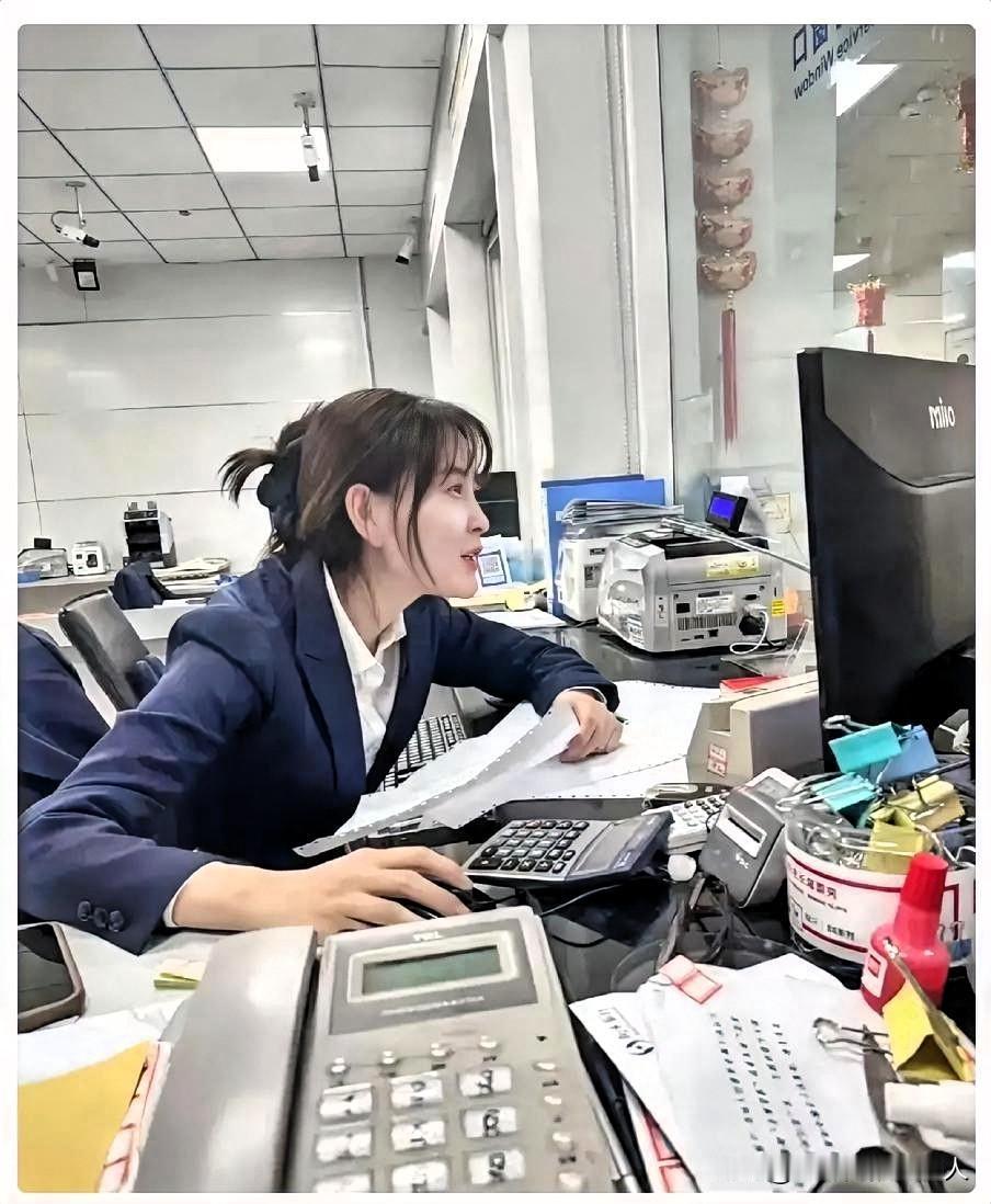 银行4年老兵懵了！现在客户全来抢金条，新人忙到拒客被投诉，我