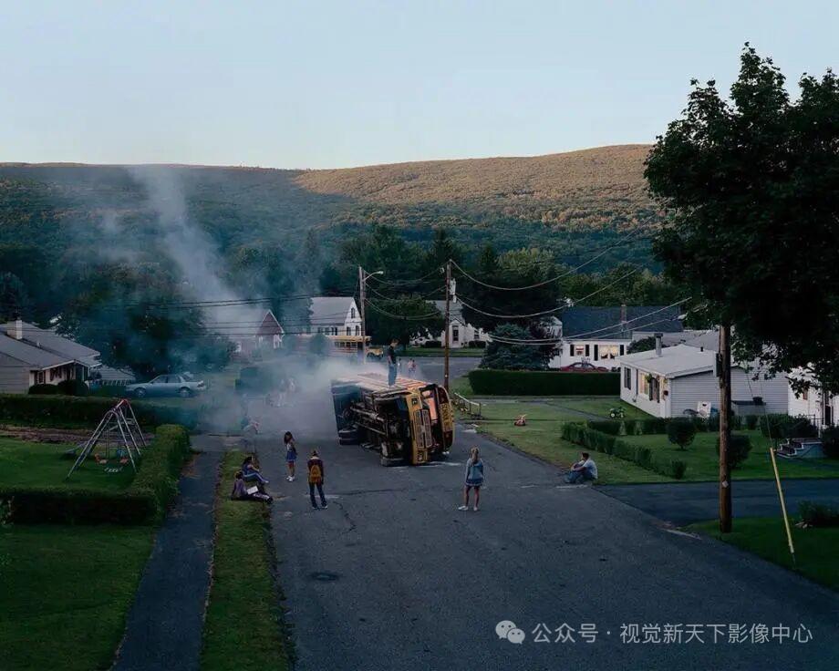 以拍摄电影的方式拍照​​​​摄影师GregoryCrewdson