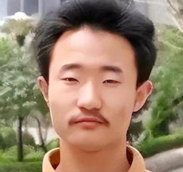 2004年，王端鹏考了749分，离高考总分只差1分，成为了山东高考状元，在当时轰